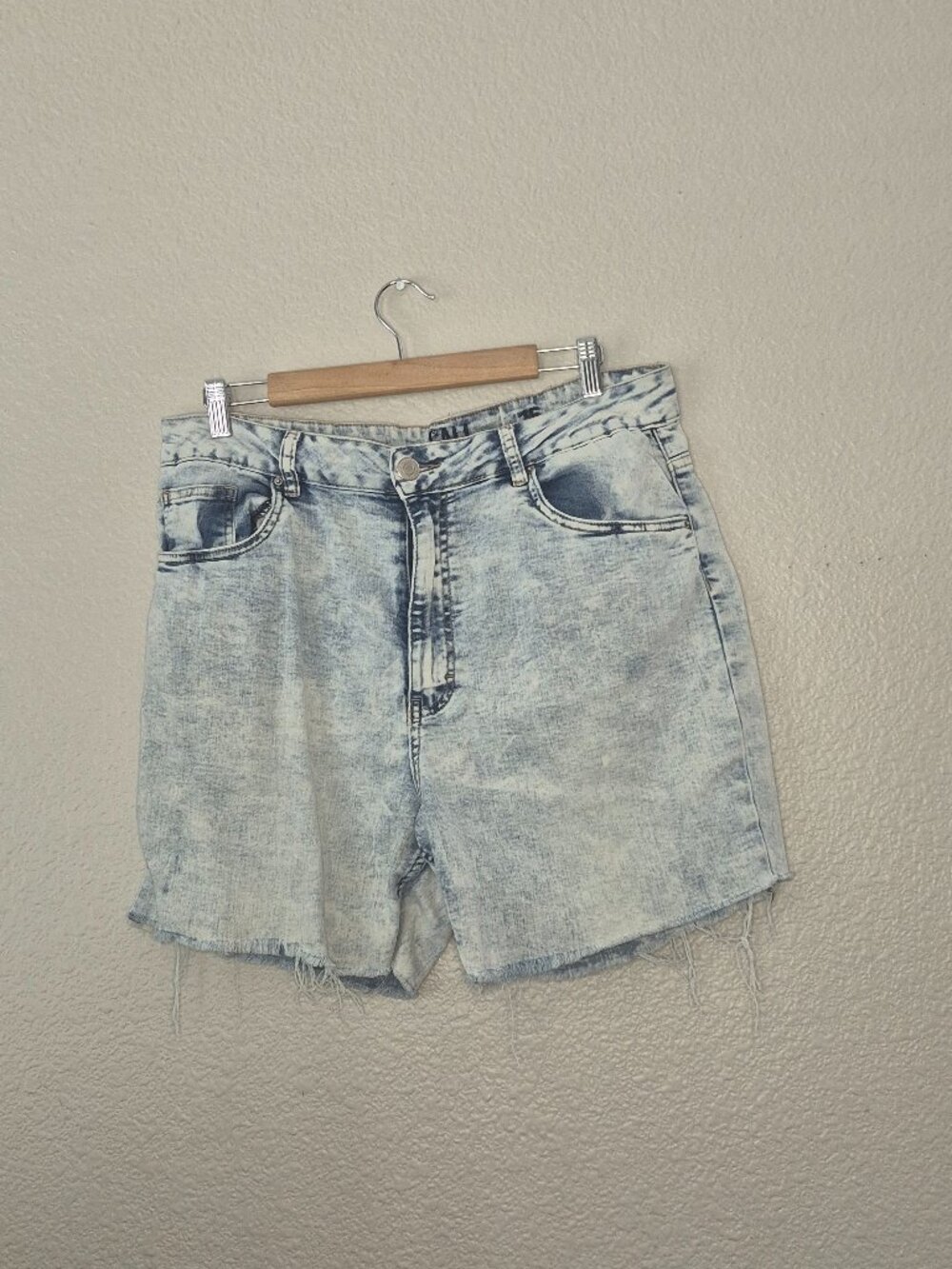 Vintage Chic Call Womens Ultra High Rise Skinny Acid Wash Jean Shorts Size: 15